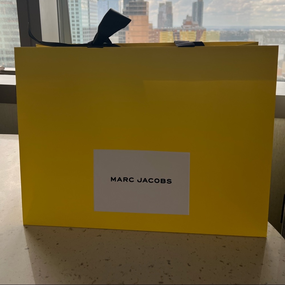 Marc Jacobs shopping bag and tissue paper